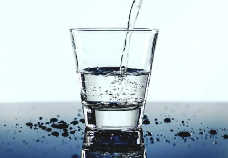 Agua vertiéndose en un vaso transparente