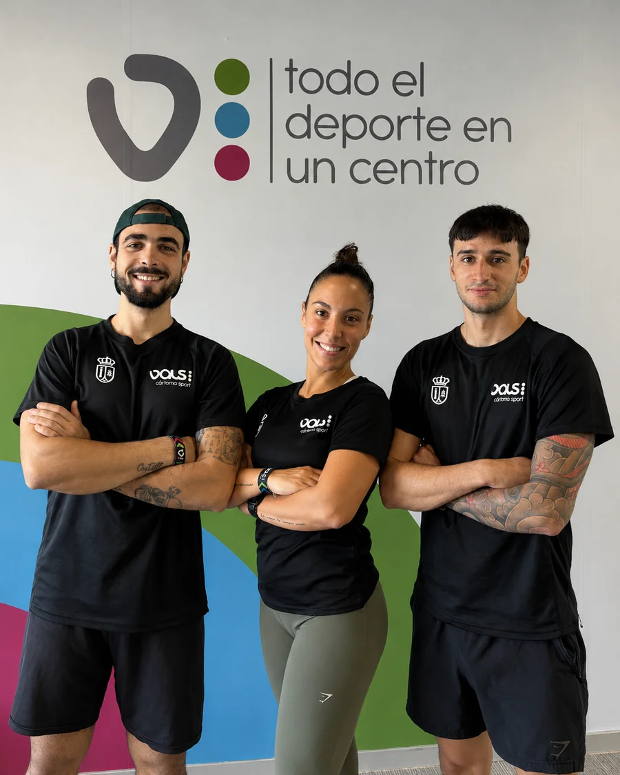 Tres técnicos de Vals Sport frente al mural corporativo del centro